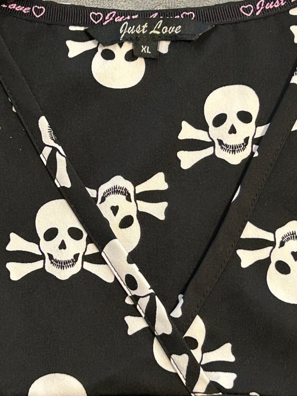 Skull & Crossbones Halloween Spooky Scrub Top XL Black & White Pockets V-Neck - Picture 5 of 9